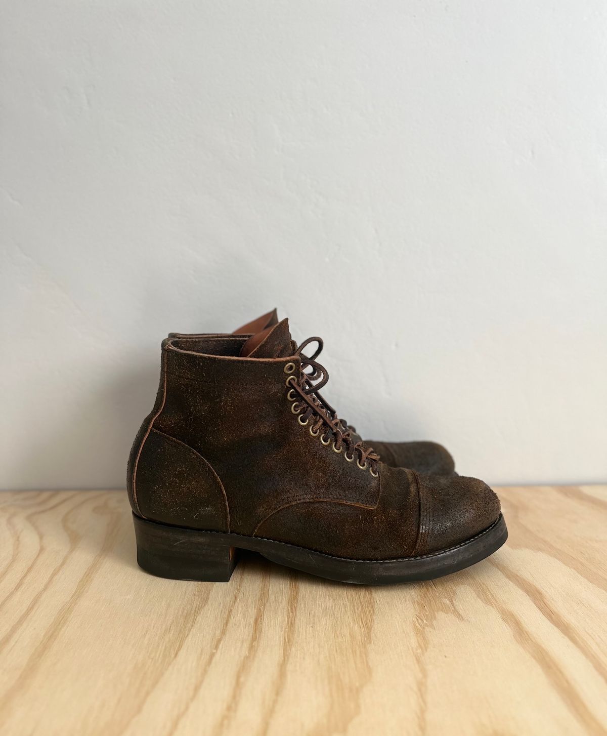 Photo by cr_aig1980 on December 4, 2023 of the Kreosote Nail Shank-2 in Wickett & Craig Russet Harness with Kustom Color Treatment.