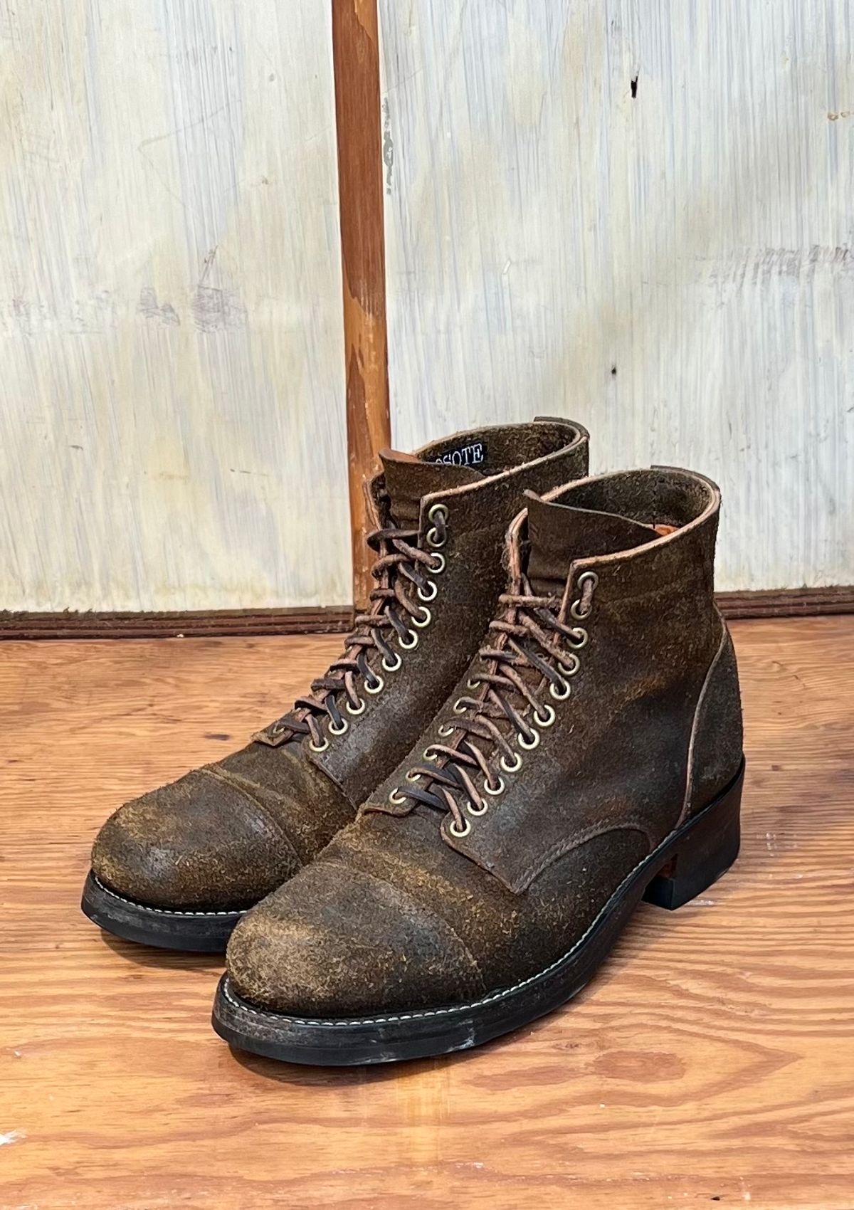 Photo by cr_aig1980 on January 6, 2024 of the Kreosote Nail Shank-2 in Wickett & Craig Russet Harness with Kustom Color Treatment.