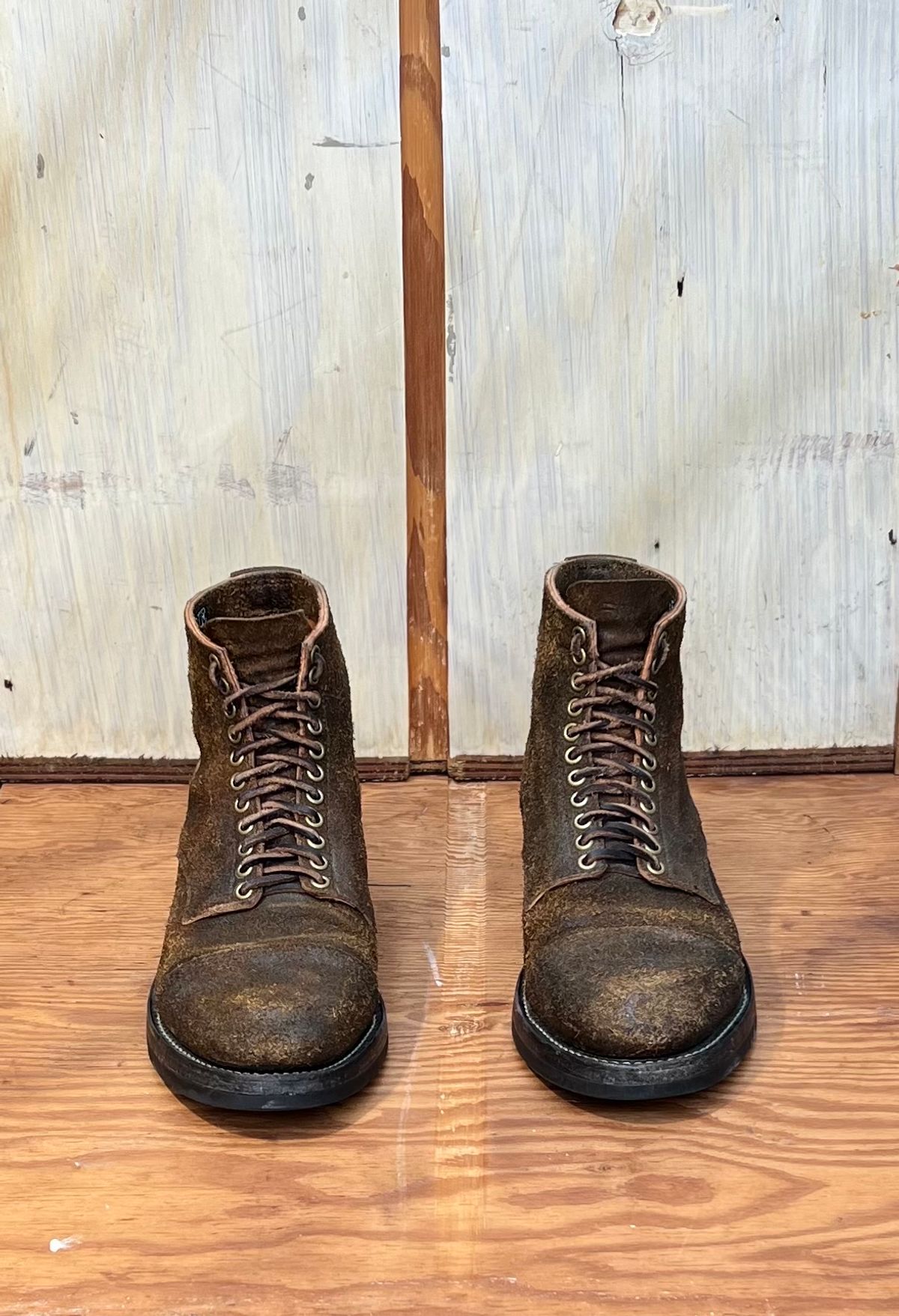 Photo by cr_aig1980 on January 6, 2024 of the Kreosote Nail Shank-2 in Wickett & Craig Russet Harness with Kustom Color Treatment.