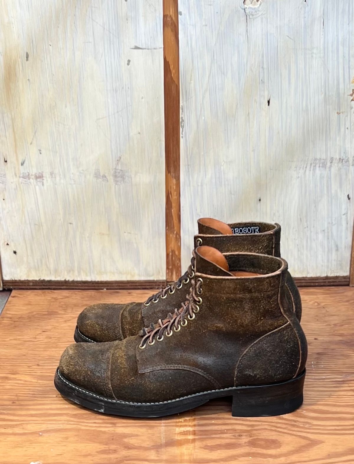 Photo by cr_aig1980 on January 6, 2024 of the Kreosote Nail Shank-2 in Wickett & Craig Russet Harness with Kustom Color Treatment.