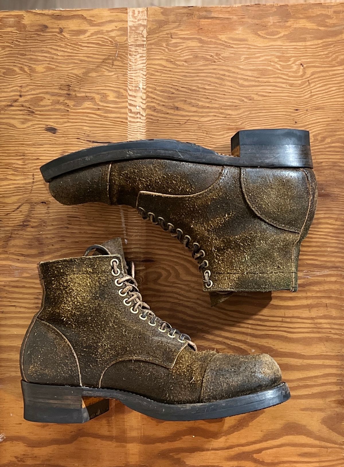 Photo by cr_aig1980 on February 5, 2024 of the Kreosote Nail Shank-2 in Wickett & Craig Russet Harness with Kustom Color Treatment.