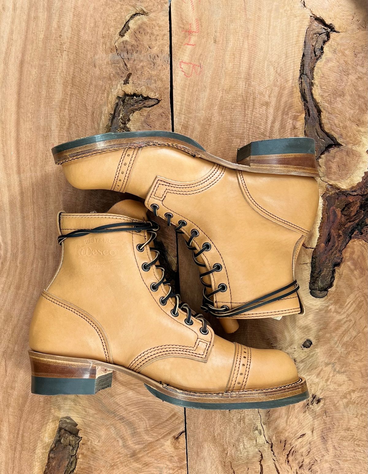 Photo by cr_aig1980 on October 4, 2022 of the Wesco Warren Boot in Horween Natural Essex.