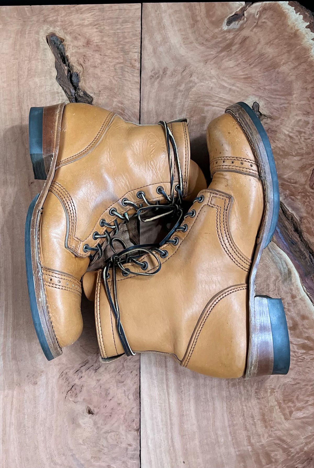 Photo by cr_aig1980 on January 4, 2023 of the Wesco Warren Boot in Horween Natural Essex.