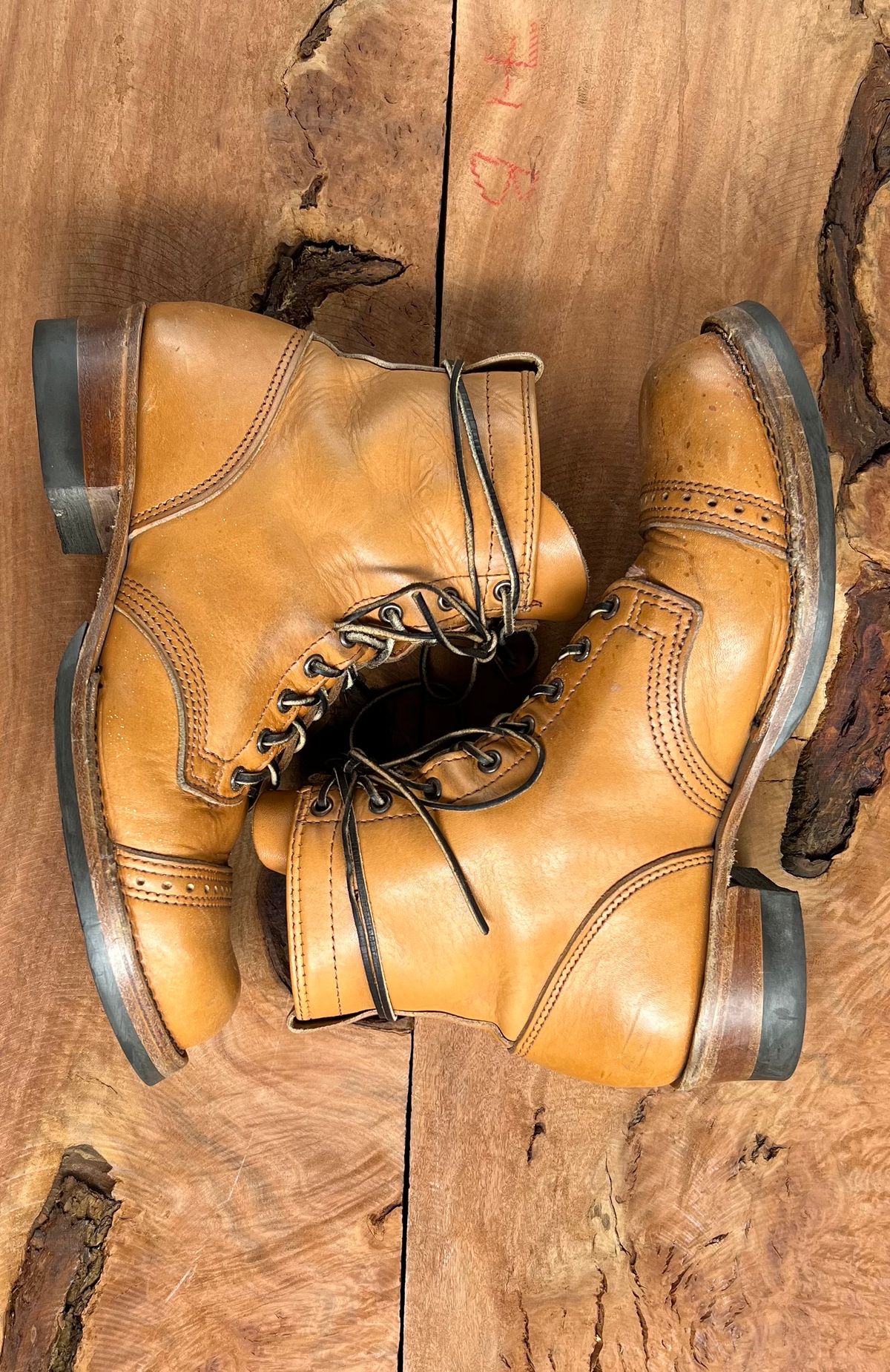 Photo by cr_aig1980 on February 4, 2023 of the Wesco Warren Boot in Horween Natural Essex.
