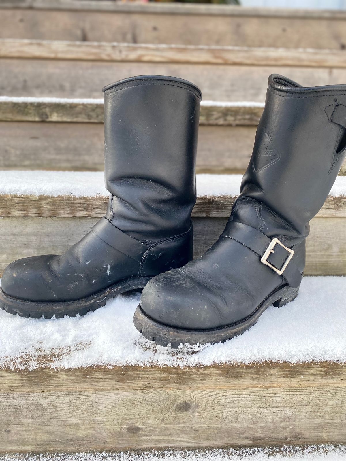 Photo by sharpendknives on March 2, 2023 of the Dayton Boots 6460 CSA Engineer in Black Oil Tan.