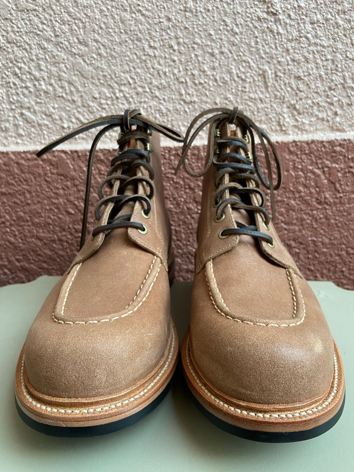 Photo by braneshaden on October 5, 2022 of the Grant Stone Brass Boot in C.F. Stead Natural Waxy Commander Suede.