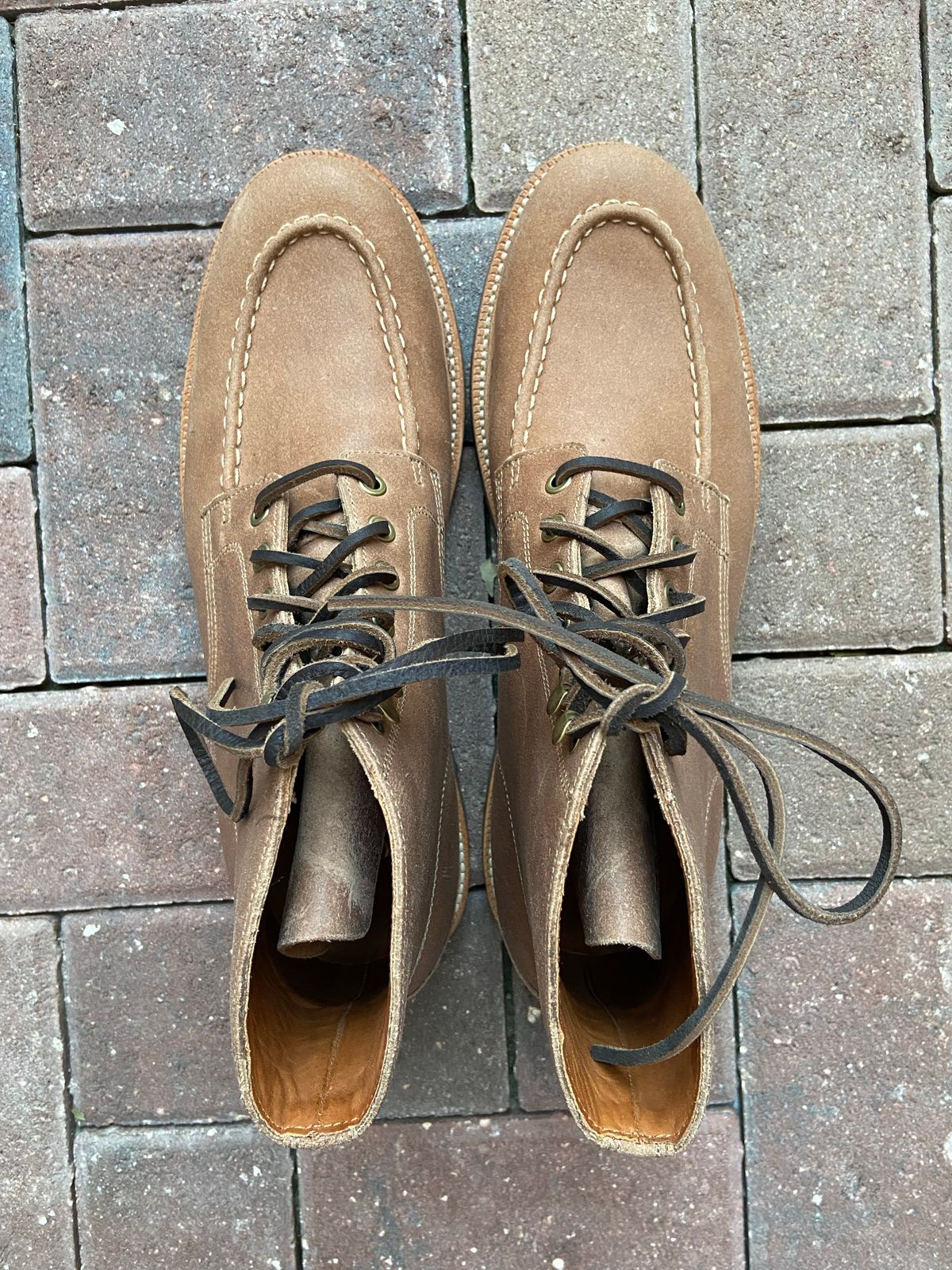 Photo by braneshaden on October 5, 2022 of the Grant Stone Brass Boot in C.F. Stead Natural Waxy Commander Suede.