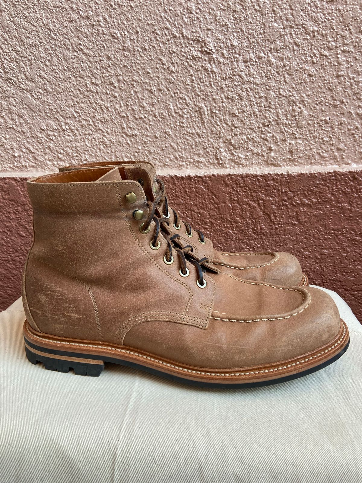 Photo by braneshaden on December 4, 2022 of the Grant Stone Brass Boot in C.F. Stead Natural Waxy Commander Suede.