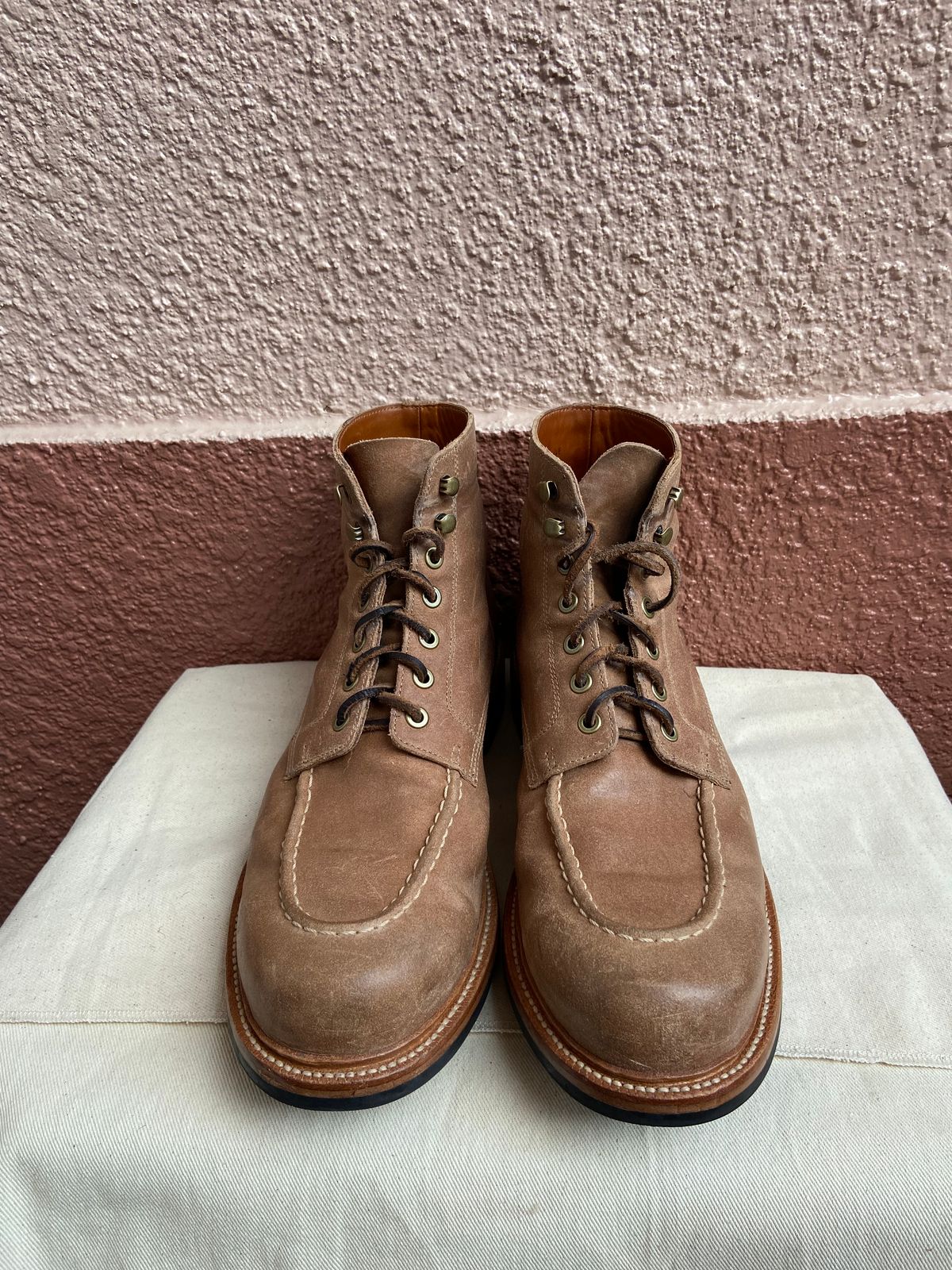 Photo by braneshaden on January 4, 2023 of the Grant Stone Brass Boot in C.F. Stead Natural Waxy Commander Suede.