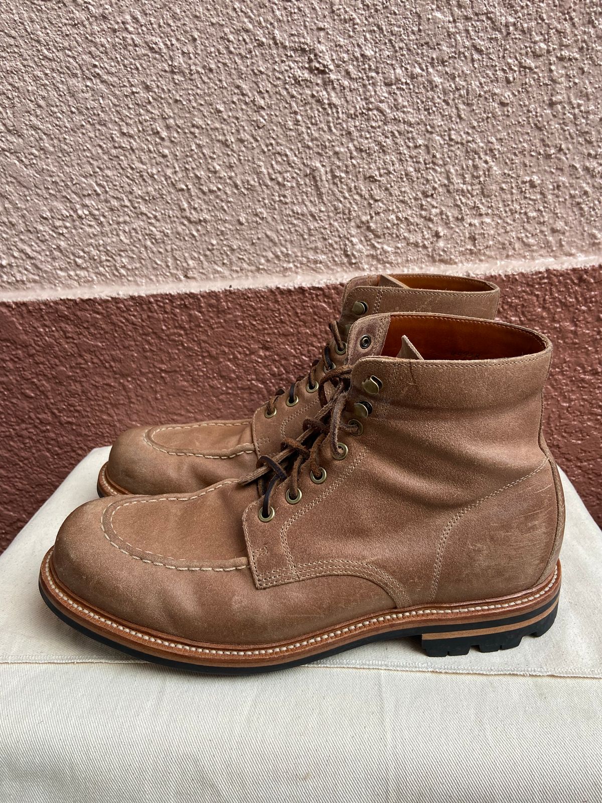 Photo by braneshaden on January 4, 2023 of the Grant Stone Brass Boot in C.F. Stead Natural Waxy Commander Suede.