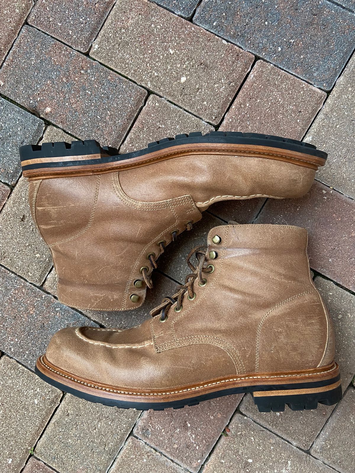 Photo by braneshaden on January 4, 2023 of the Grant Stone Brass Boot in C.F. Stead Natural Waxy Commander Suede.