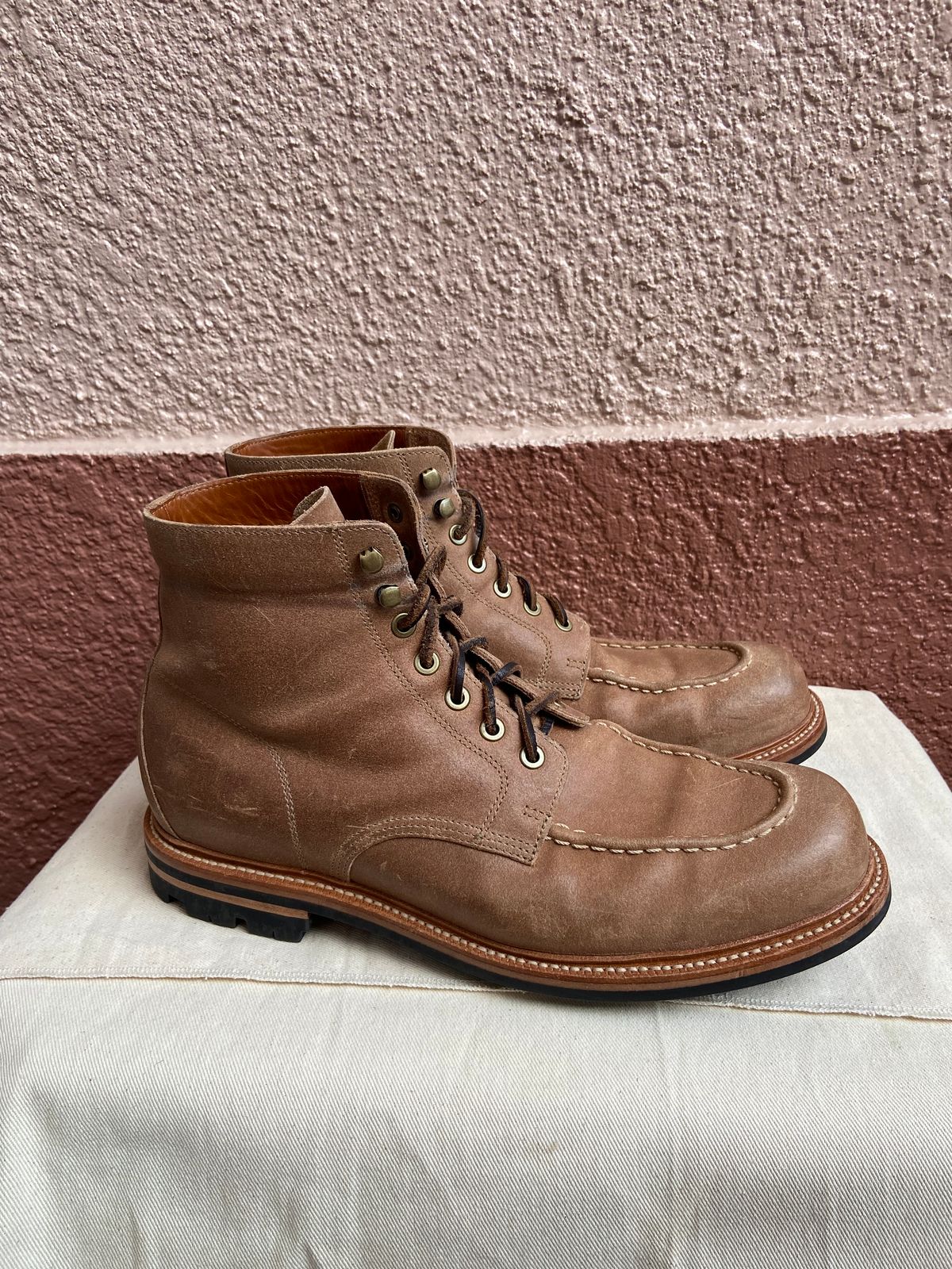 Photo by braneshaden on January 4, 2023 of the Grant Stone Brass Boot in C.F. Stead Natural Waxy Commander Suede.
