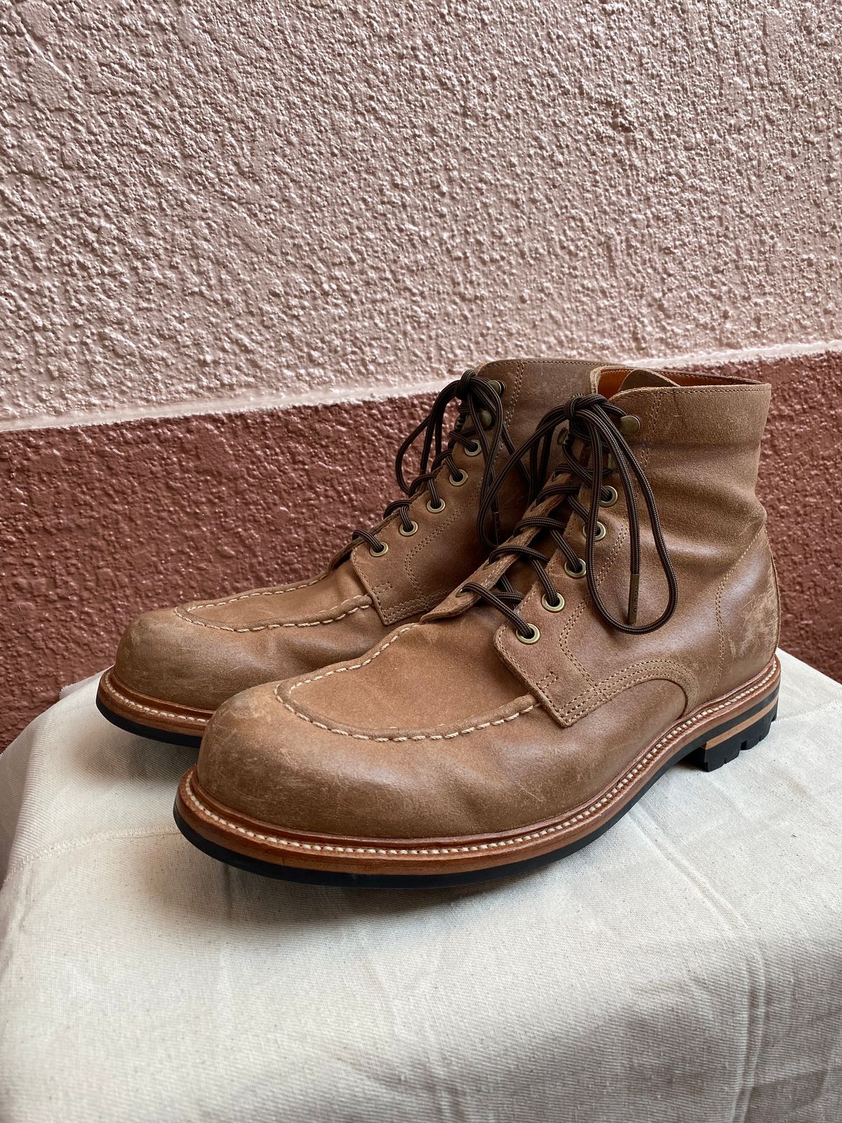 Photo by braneshaden on February 5, 2023 of the Grant Stone Brass Boot in C.F. Stead Natural Waxy Commander Suede.