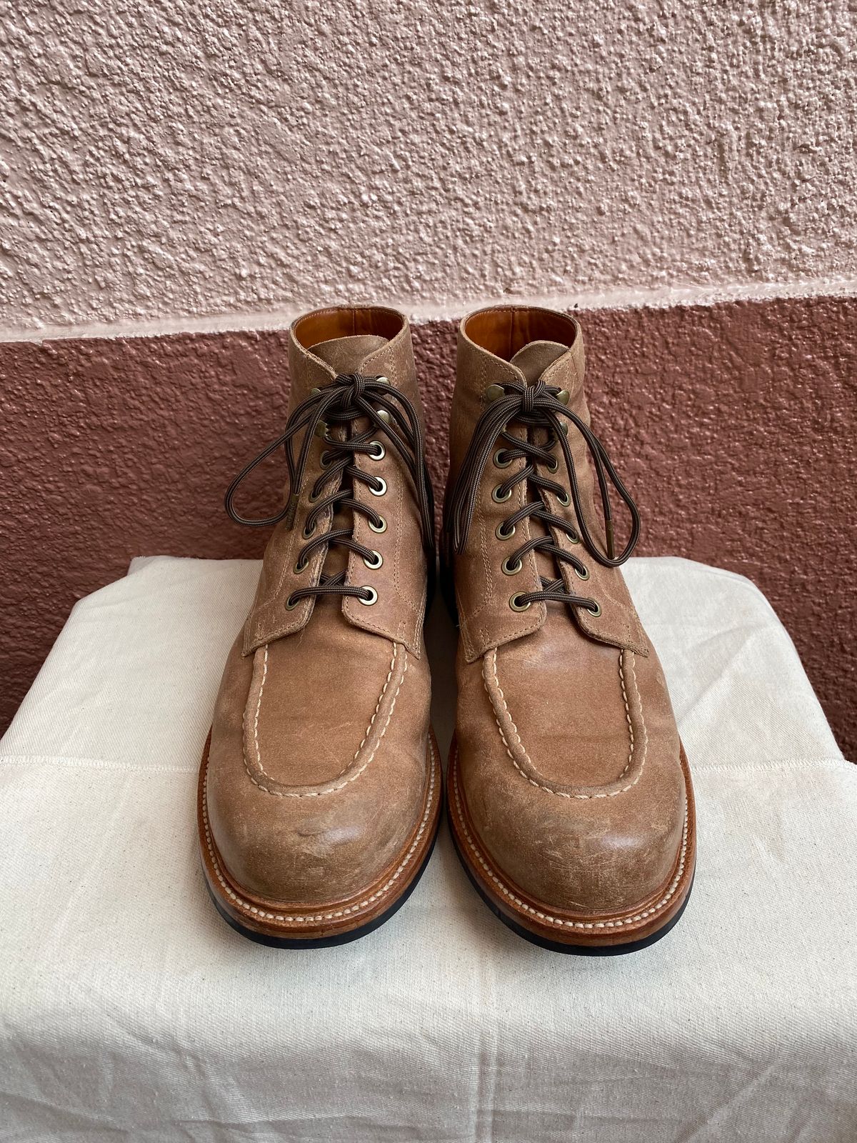 Photo by braneshaden on February 5, 2023 of the Grant Stone Brass Boot in C.F. Stead Natural Waxy Commander Suede.