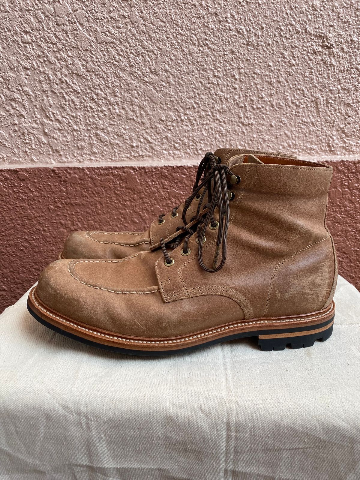 Photo by braneshaden on February 5, 2023 of the Grant Stone Brass Boot in C.F. Stead Natural Waxy Commander Suede.