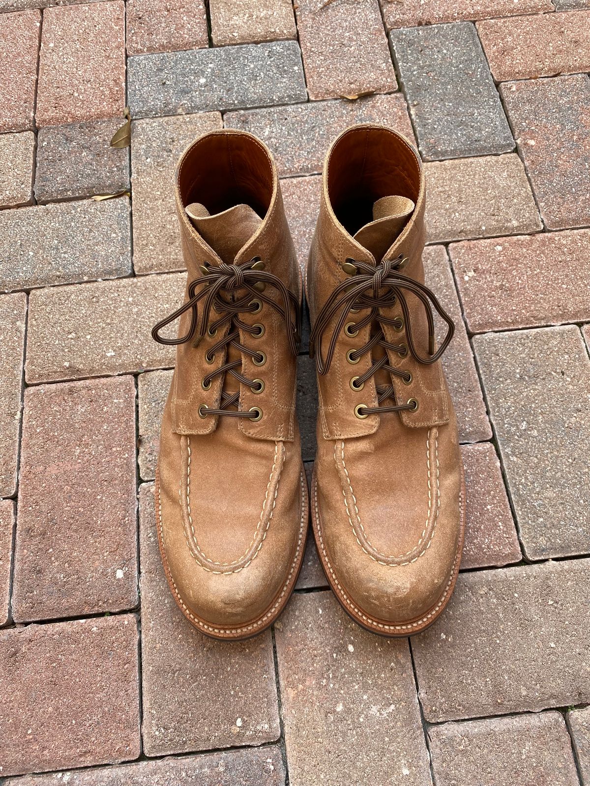 Photo by braneshaden on February 5, 2023 of the Grant Stone Brass Boot in C.F. Stead Natural Waxy Commander Suede.