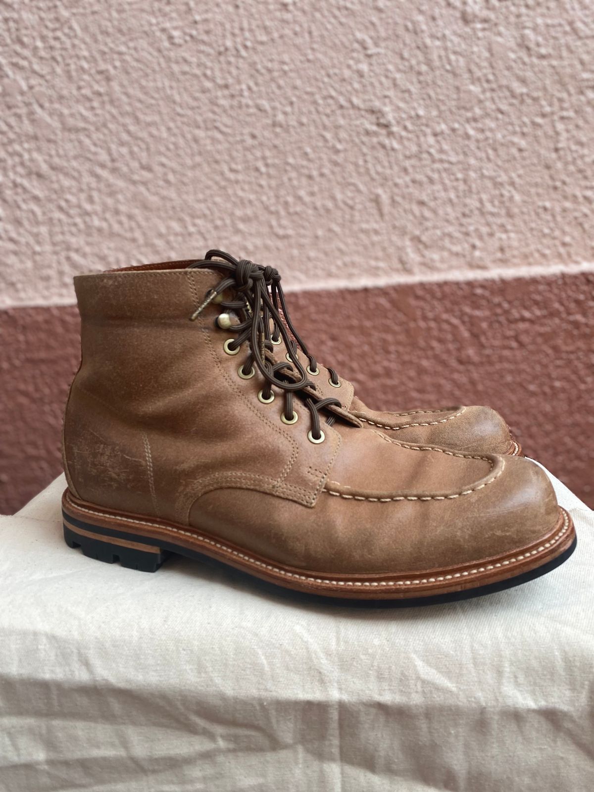 Photo by braneshaden on April 6, 2023 of the Grant Stone Brass Boot in C.F. Stead Natural Waxy Commander Suede.