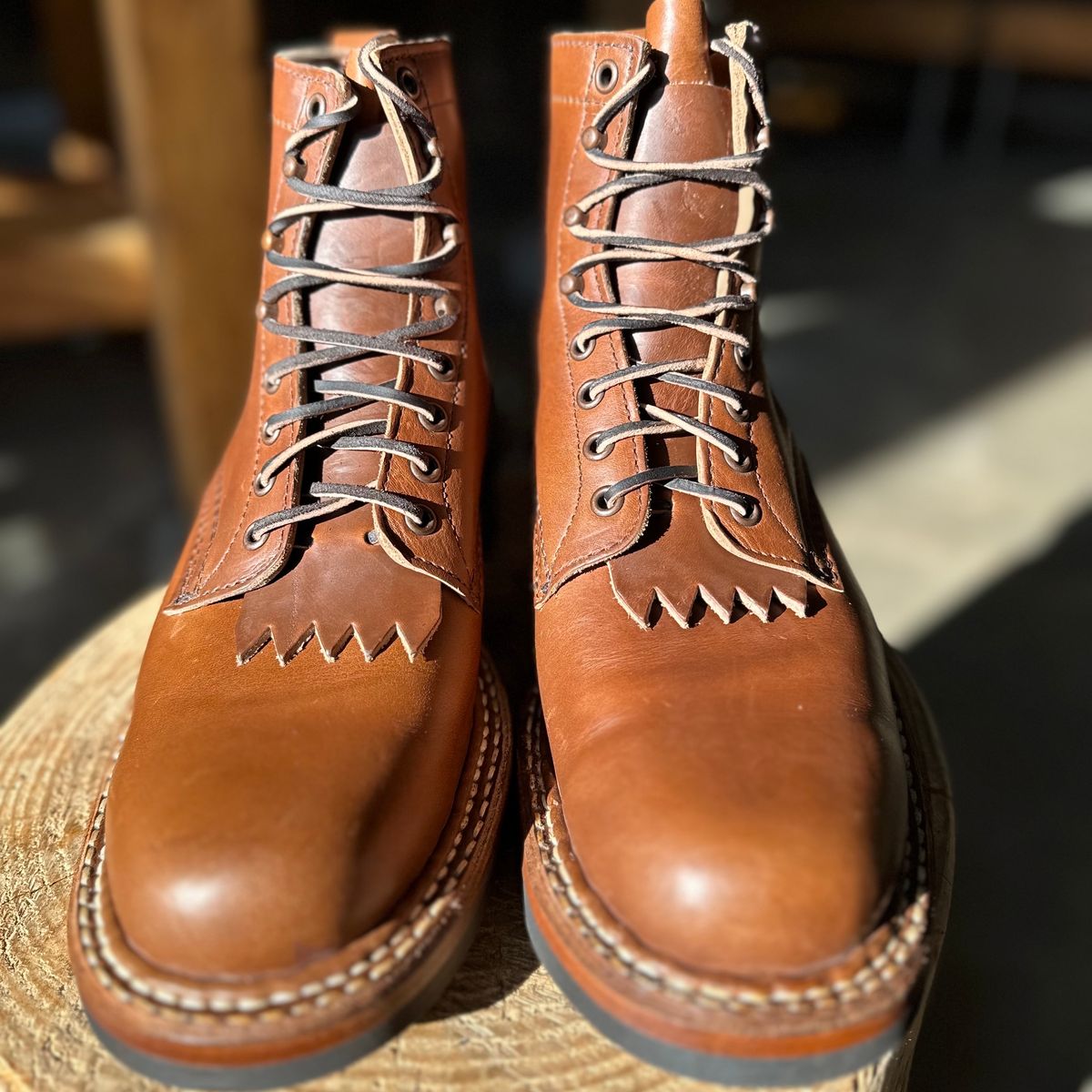 Photo by woahlookaboot on October 2, 2023 of the White's 350 Cruiser in Horween British Tan Chromexcel.