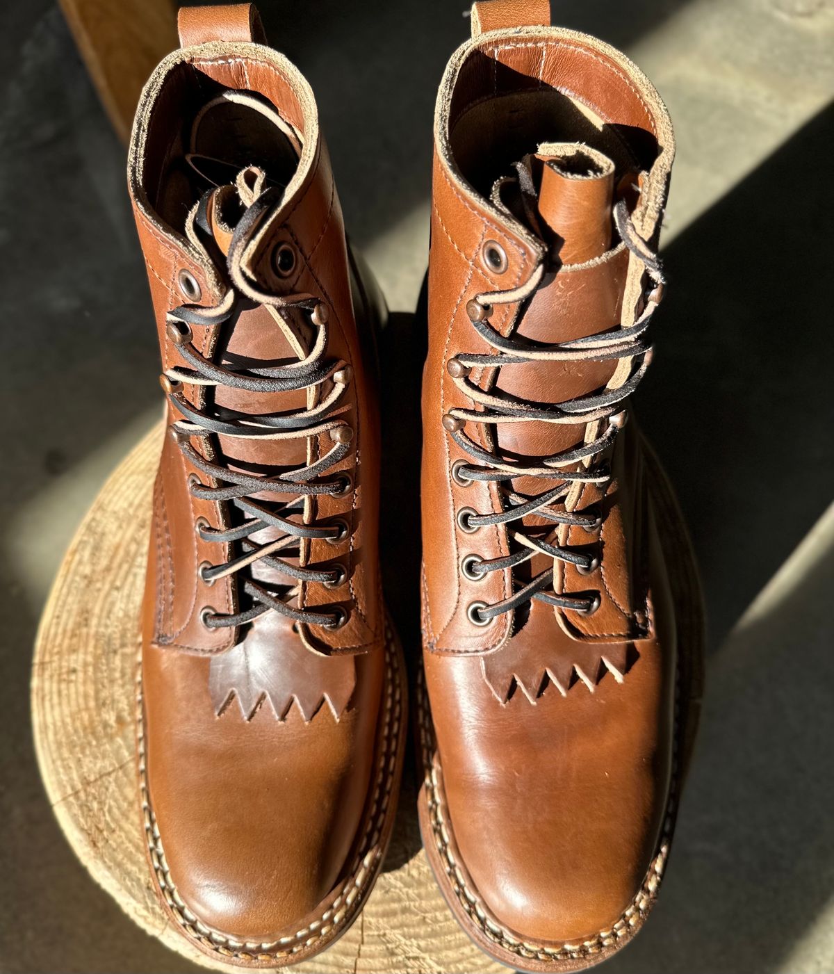 Photo by woahlookaboot on October 2, 2023 of the White's 350 Cruiser in Horween British Tan Chromexcel.