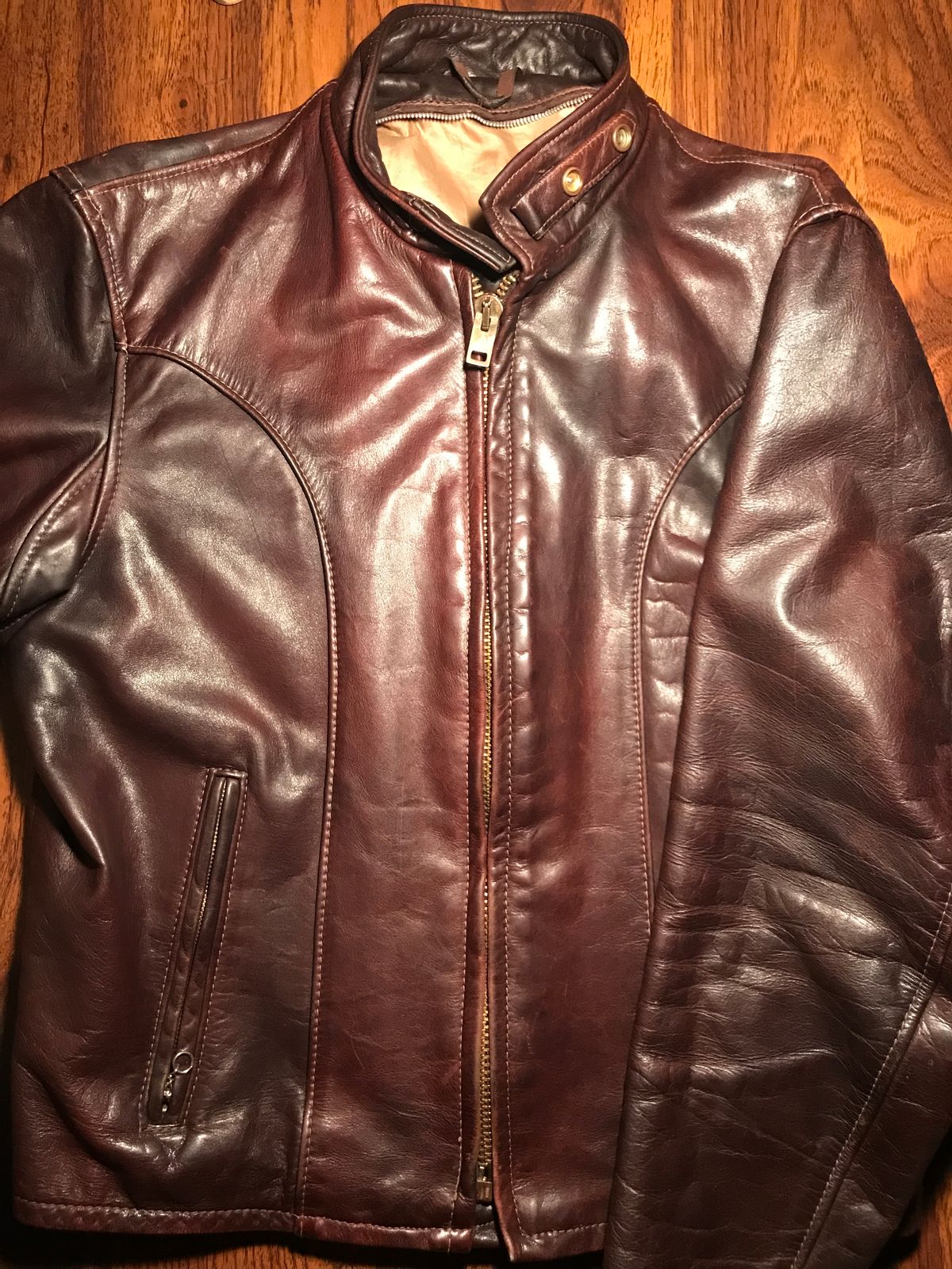 Photo by dj on September 22, 2024 of the Schott Cafe Racer 157 in Unknown Leather.