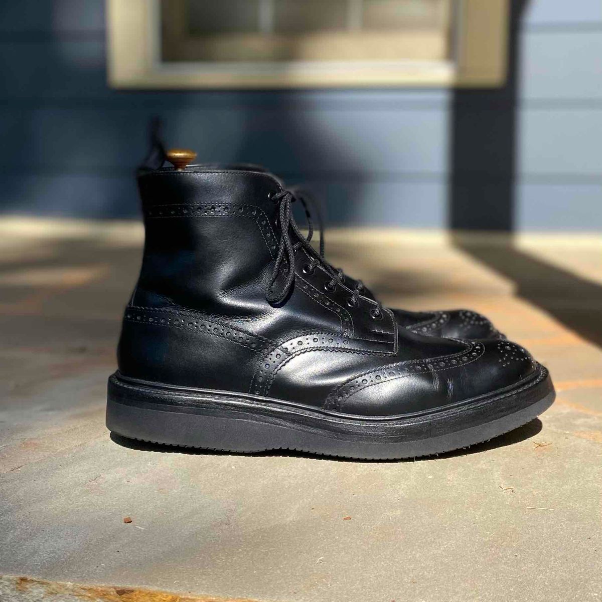 Photo by escapedTexan on April 20, 2023 of the Tricker's Stow Country Boot in Black Calf.