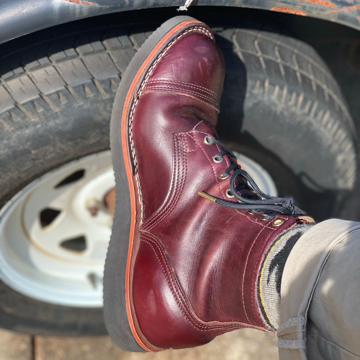 Photo by escapedTexan on August 10, 2023 of the Nicks Americana in Horween Color 8 Chromexcel.