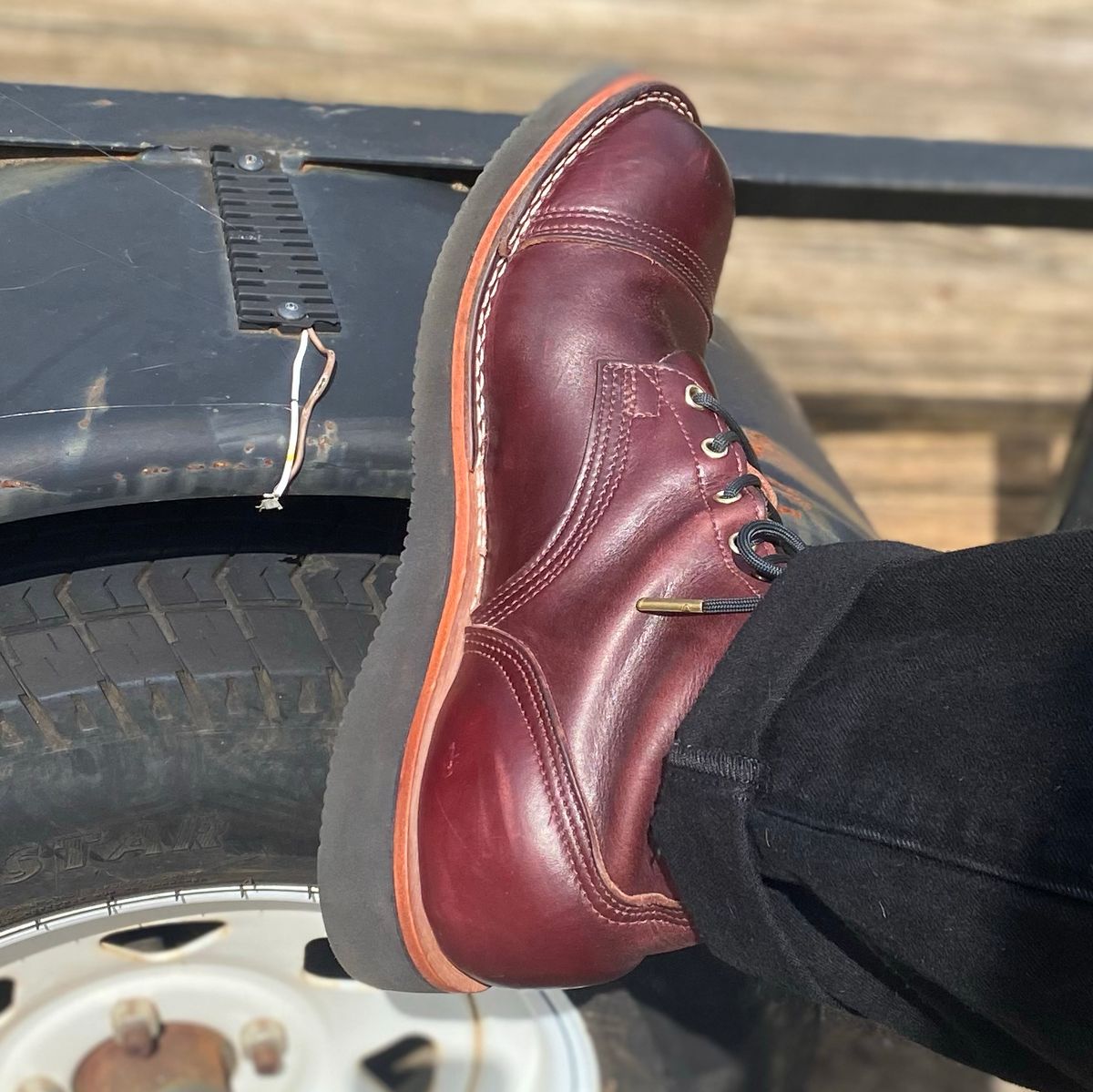 Photo by escapedTexan on September 6, 2023 of the Nicks Americana in Horween Color 8 Chromexcel.