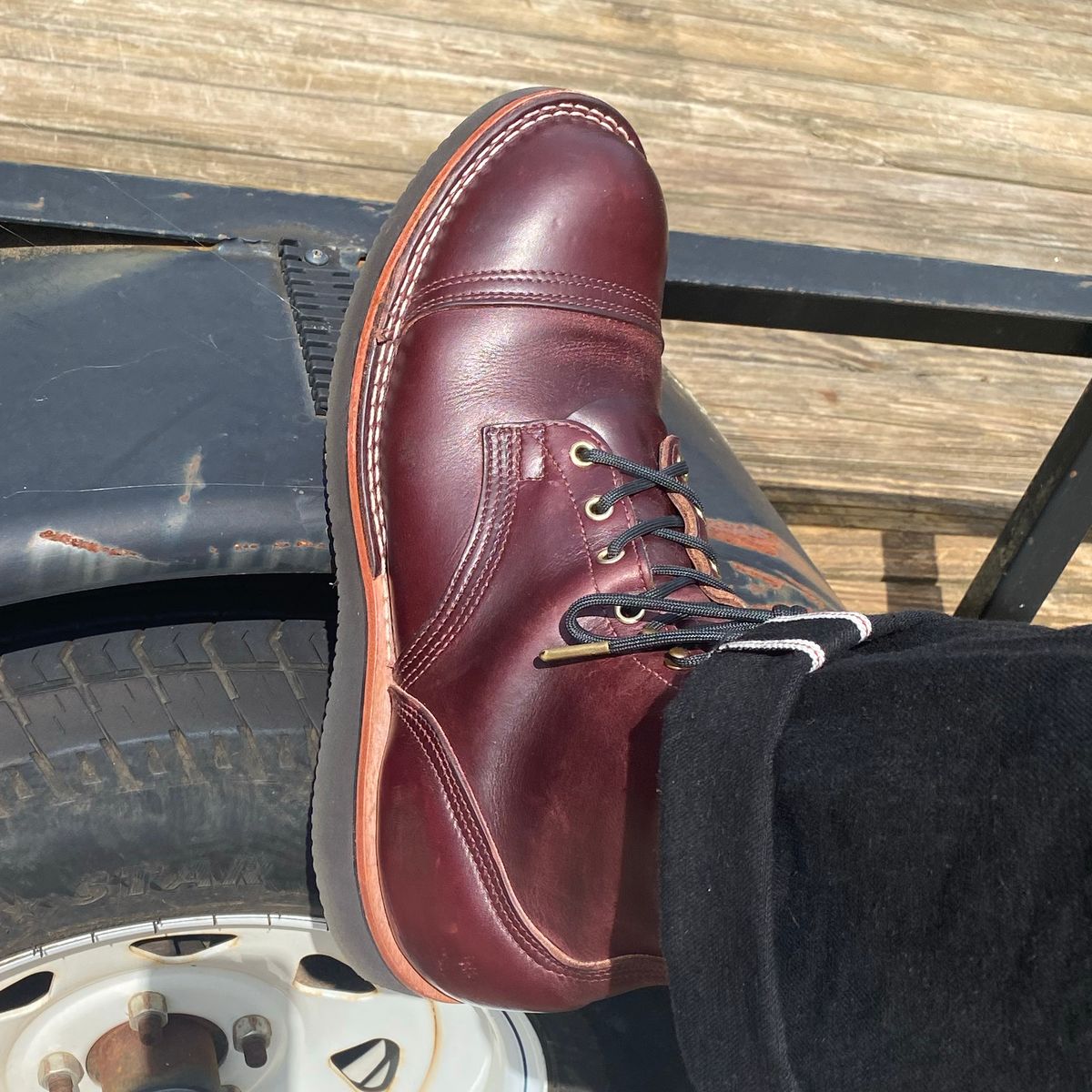 Photo by escapedTexan on September 6, 2023 of the Nicks Americana in Horween Color 8 Chromexcel.