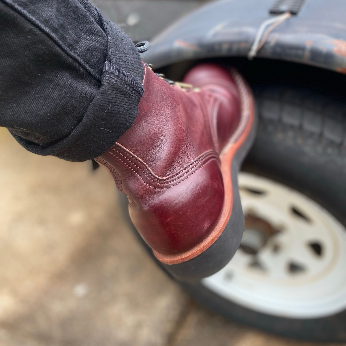 Photo by escapedTexan on October 12, 2023 of the Nicks Americana in Horween Color 8 Chromexcel.