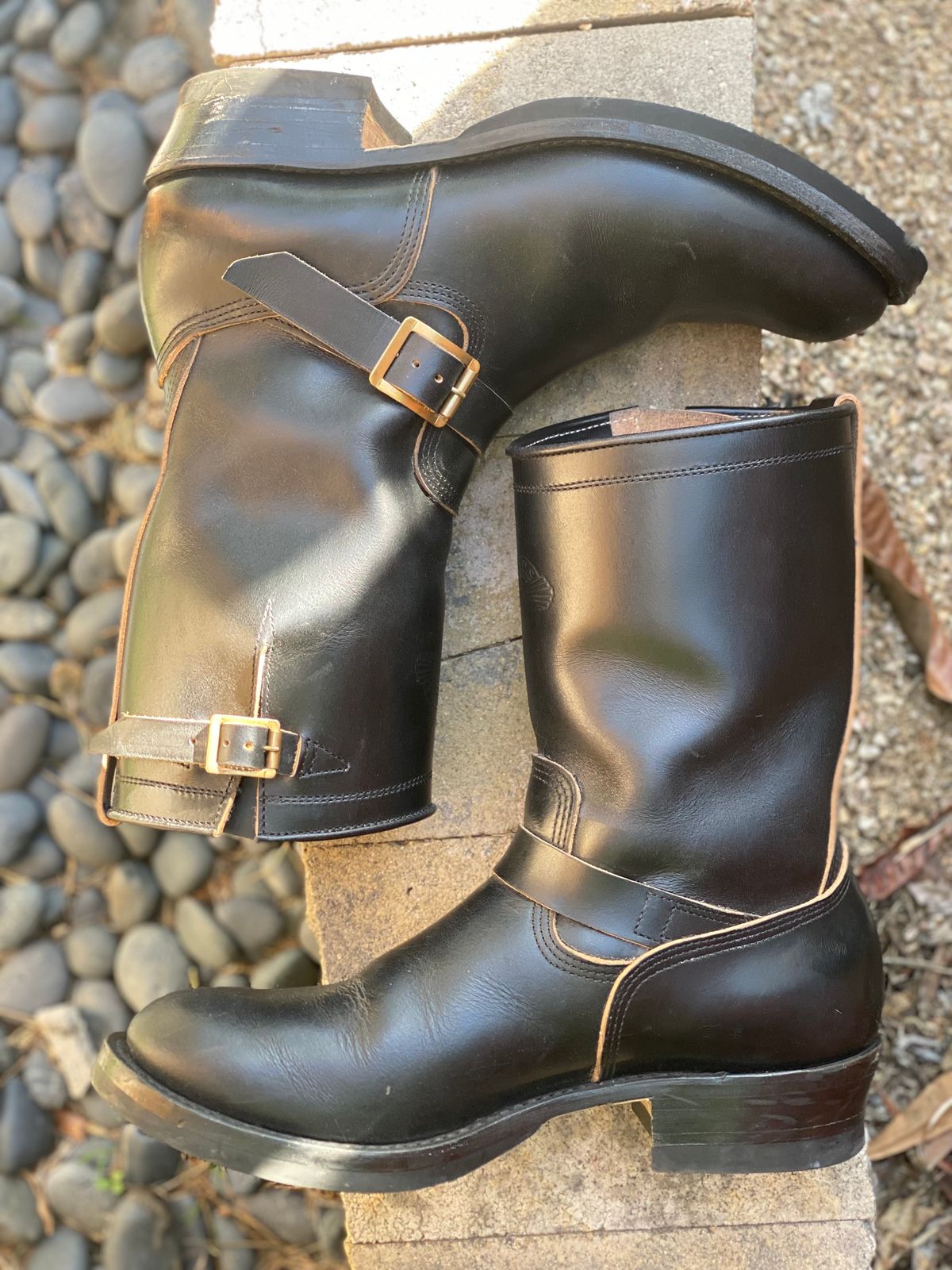 Photo by parkle__ on December 3, 2023 of the Zerrows Type One in Horween Black Latigo.