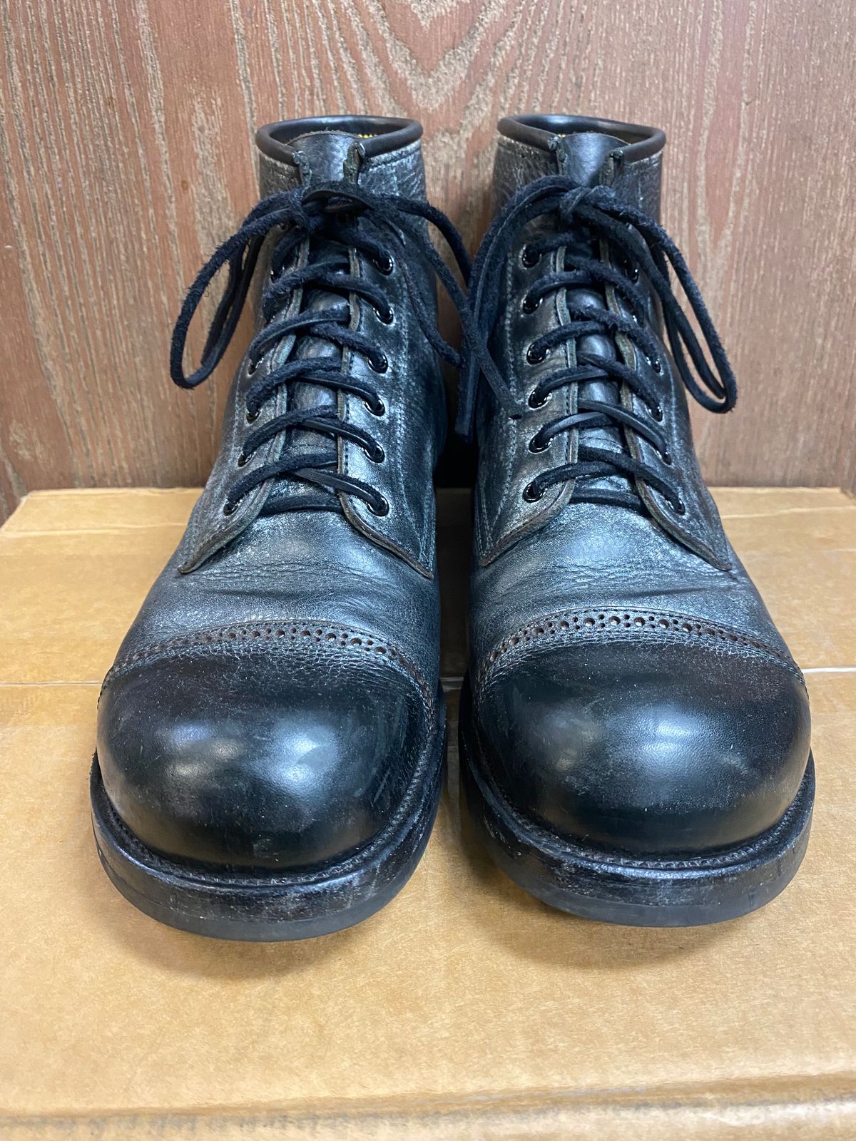 Photo by parkle__ on January 5, 2023 of the Iron Boots 5515 in Black Italy Waxed Bullhide.