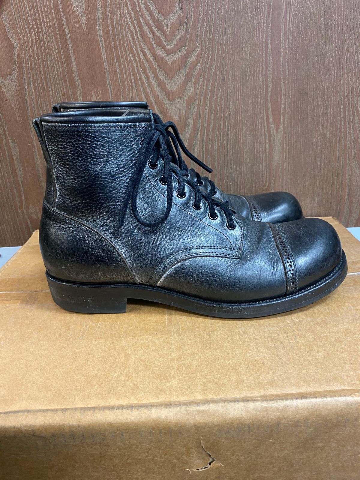 Photo by parkle__ on January 5, 2023 of the Iron Boots 5515 in Black Italy Waxed Bullhide.