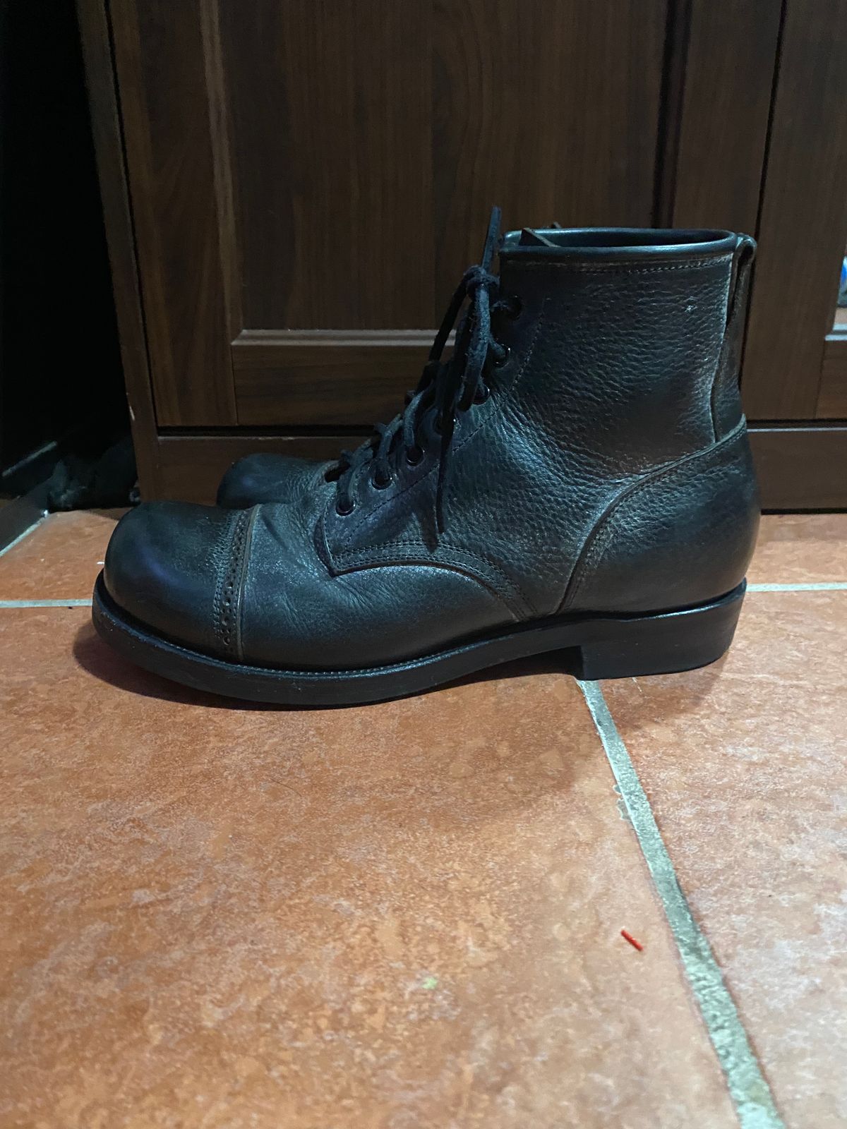 Photo by parkle__ on February 6, 2023 of the Iron Boots 5515 in Black Italy Waxed Bullhide.
