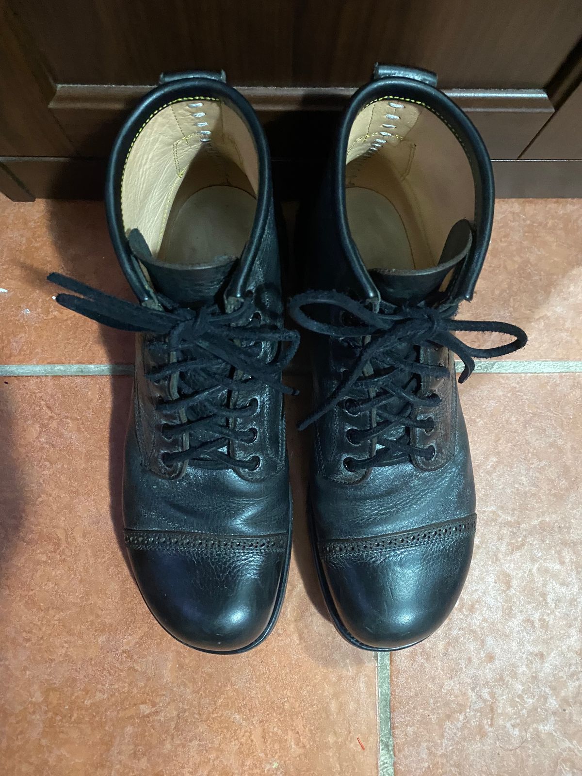 Photo by parkle__ on February 6, 2023 of the Iron Boots 5515 in Black Italy Waxed Bullhide.