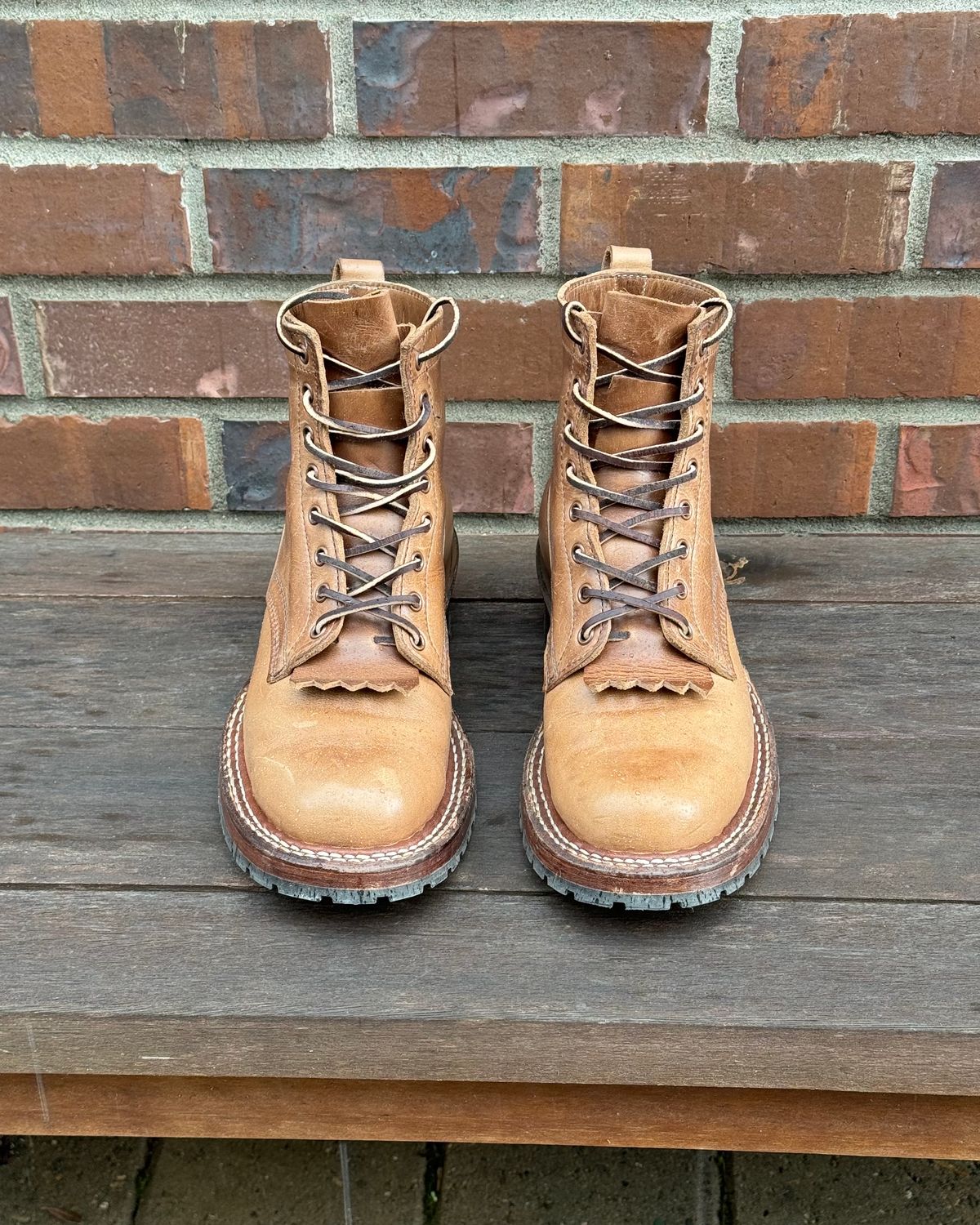 Photo by tylers.hobby on November 2, 2023 of the White's 350 Cruiser in Horween Natural Chromexcel.