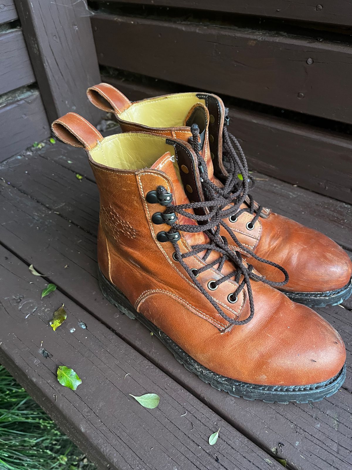 Photo by Dannflow on November 1, 2023 of the Sue Engles City Boot in Unknown Leather.