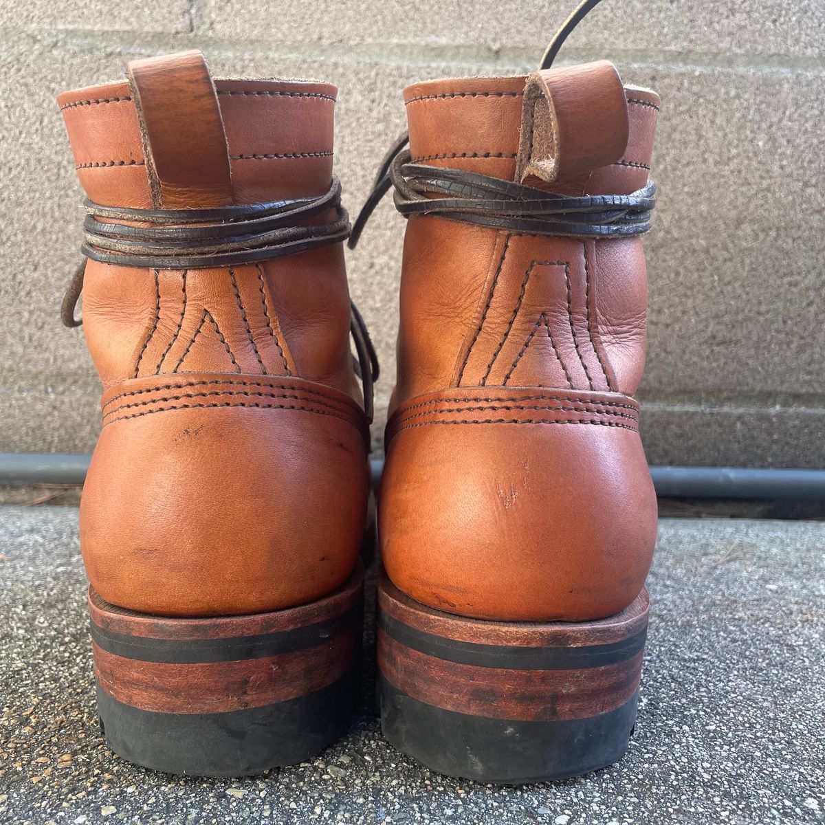 Photo by ConcreteLeatherFoot on November 2, 2023 of the Nicks DomePro in Wickett & Craig Tan English Bridle.