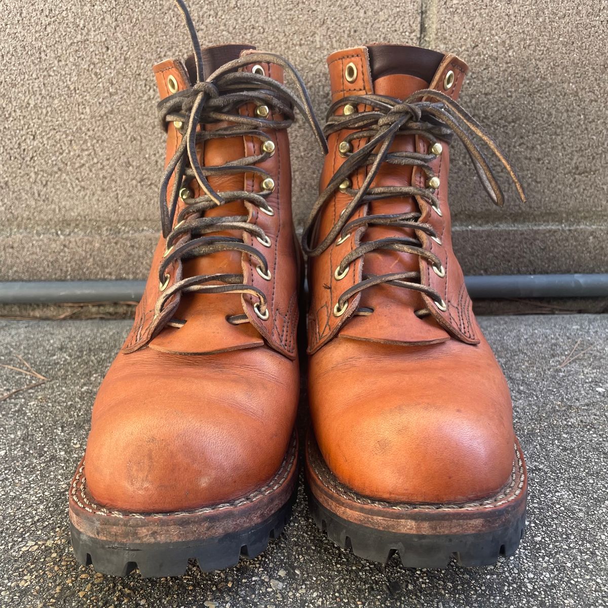 Photo by ConcreteLeatherFoot on November 2, 2023 of the Nicks DomePro in Wickett & Craig Tan English Bridle.
