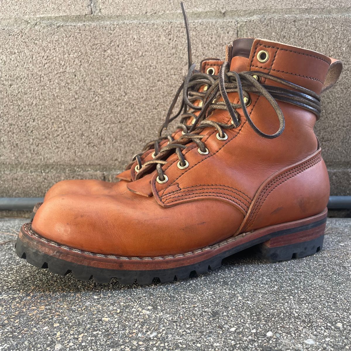 Photo by ConcreteLeatherFoot on November 2, 2023 of the Nicks DomePro in Wickett & Craig Tan English Bridle.