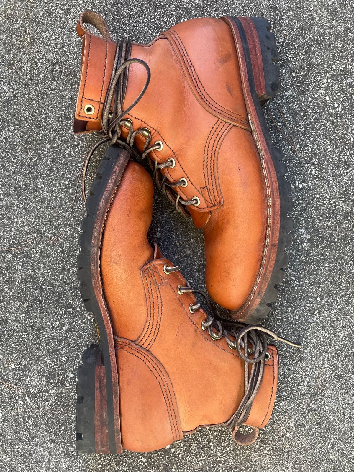 Photo by ConcreteLeatherFoot on November 2, 2023 of the Nicks DomePro in Wickett & Craig Tan English Bridle.