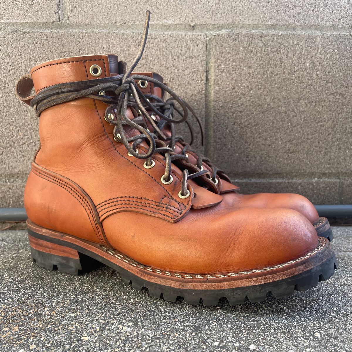 Photo by ConcreteLeatherFoot on November 2, 2023 of the Nicks DomePro in Wickett & Craig Tan English Bridle.