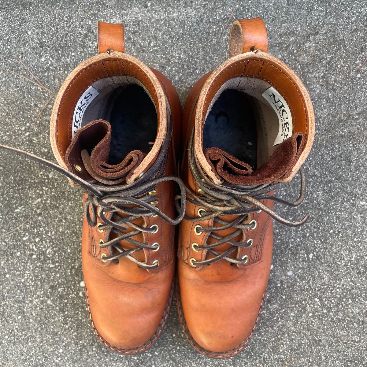 Photo by ConcreteLeatherFoot on November 2, 2023 of the Nicks DomePro in Wickett & Craig Tan English Bridle.
