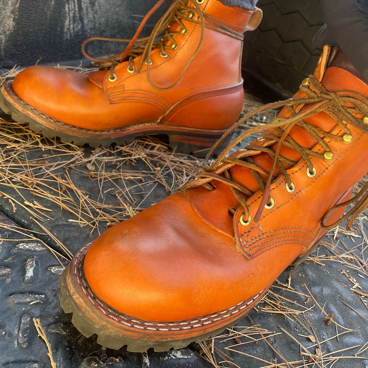 Photo by ConcreteLeatherFoot on November 10, 2023 of the Nicks DomePro in Wickett & Craig Tan English Bridle.