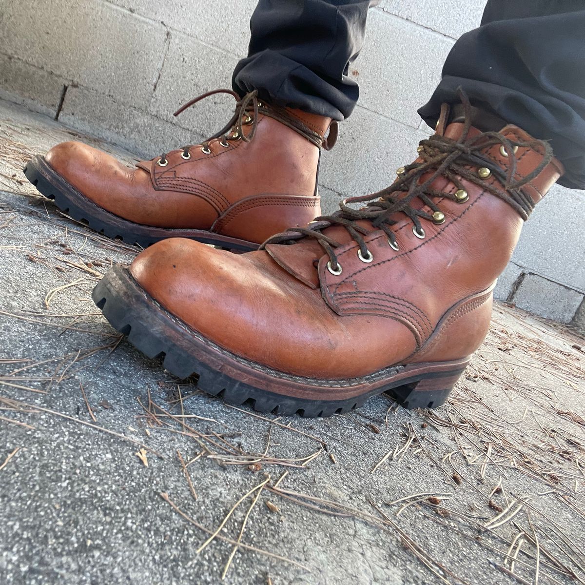Photo by ConcreteLeatherFoot on November 20, 2023 of the Nicks DomePro in Wickett & Craig Tan English Bridle.