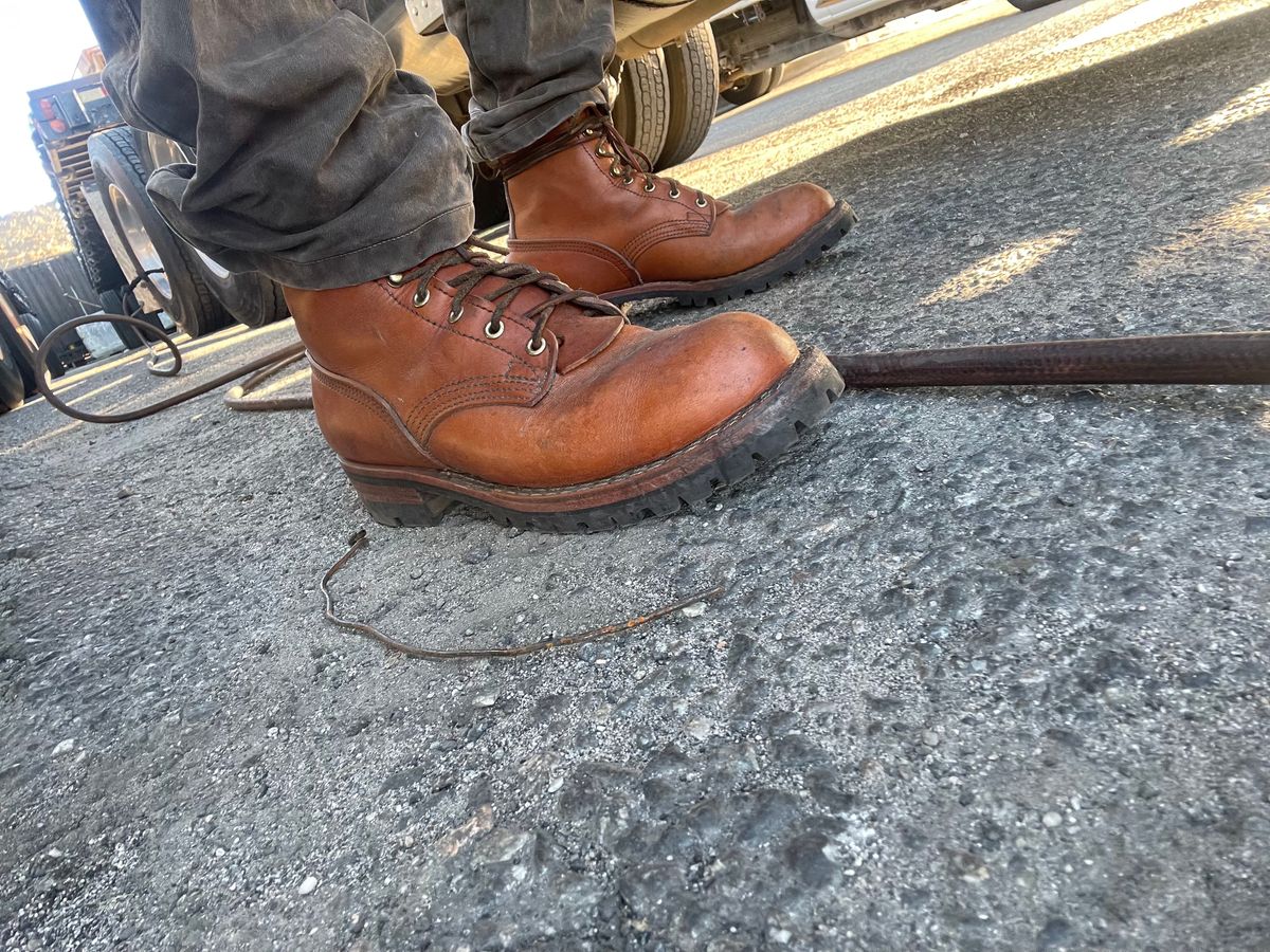 Photo by ConcreteLeatherFoot on November 22, 2023 of the Nicks DomePro in Wickett & Craig Tan English Bridle.