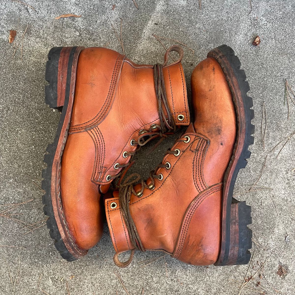 Photo by ConcreteLeatherFoot on December 1, 2023 of the Nicks DomePro in Wickett & Craig Tan English Bridle.