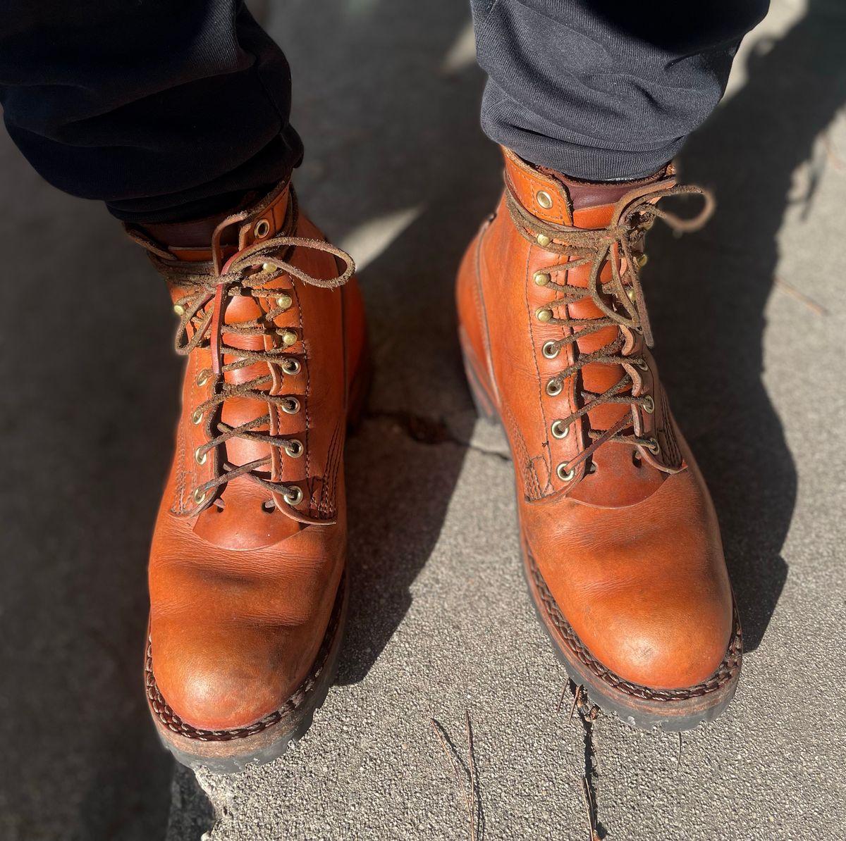 Photo by ConcreteLeatherFoot on December 4, 2023 of the Nicks DomePro in Wickett & Craig Tan English Bridle.