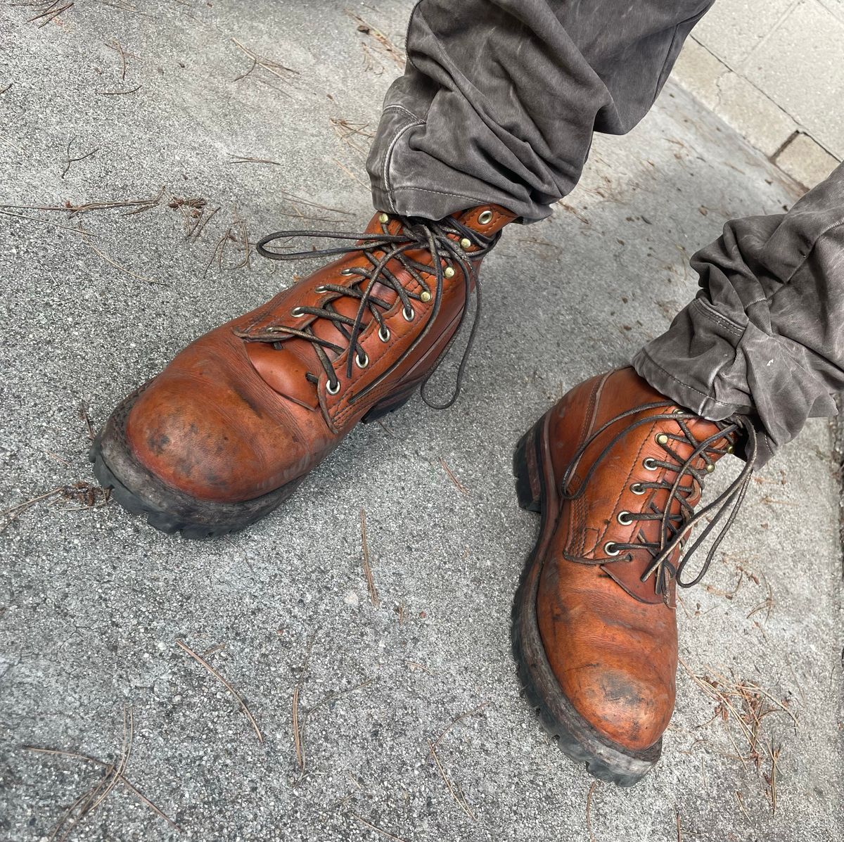Photo by ConcreteLeatherFoot on January 30, 2024 of the Nicks DomePro in Wickett & Craig Tan English Bridle.
