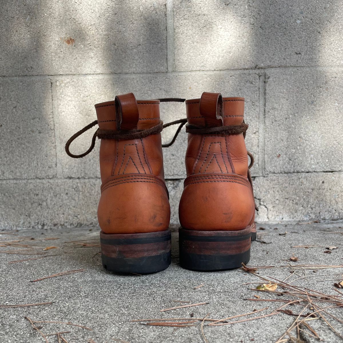 Photo by ConcreteLeatherFoot on February 2, 2024 of the Nicks DomePro in Wickett & Craig Tan English Bridle.