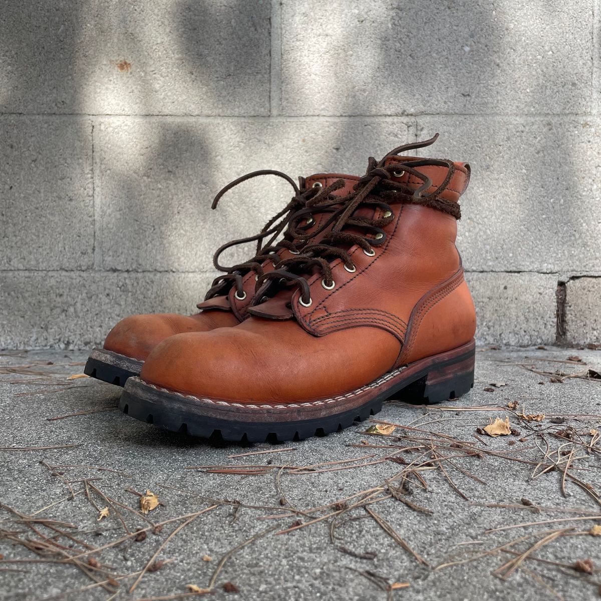 Photo by ConcreteLeatherFoot on February 2, 2024 of the Nicks DomePro in Wickett & Craig Tan English Bridle.